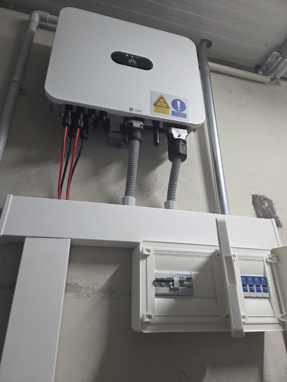 Inversor solar y cuadro eléctrico instalados por SICO Energía