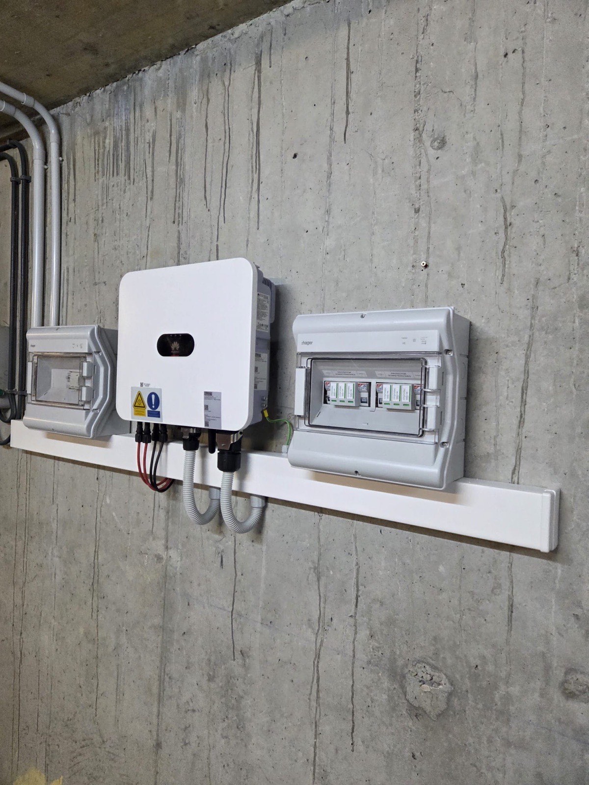 Inversor solar y cuadro eléctrico instalados por SICO Energía