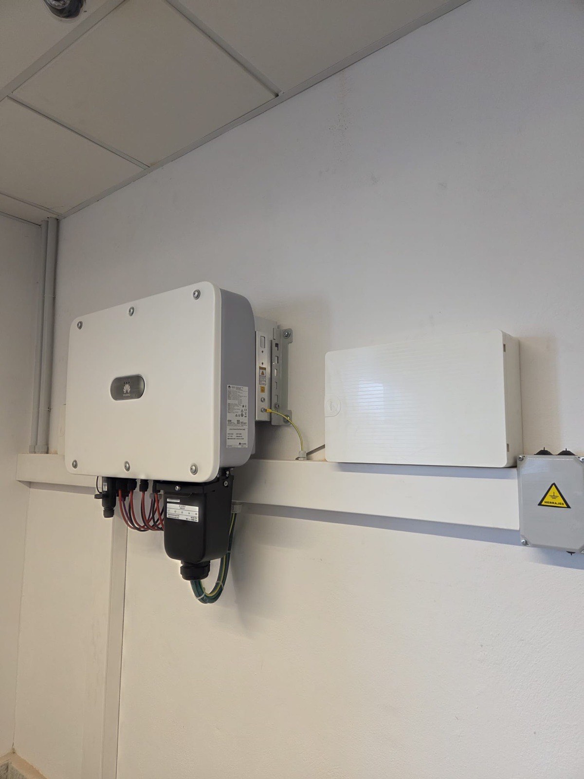 Inversor solar y cuadro eléctrico instalados por SICO Energía
