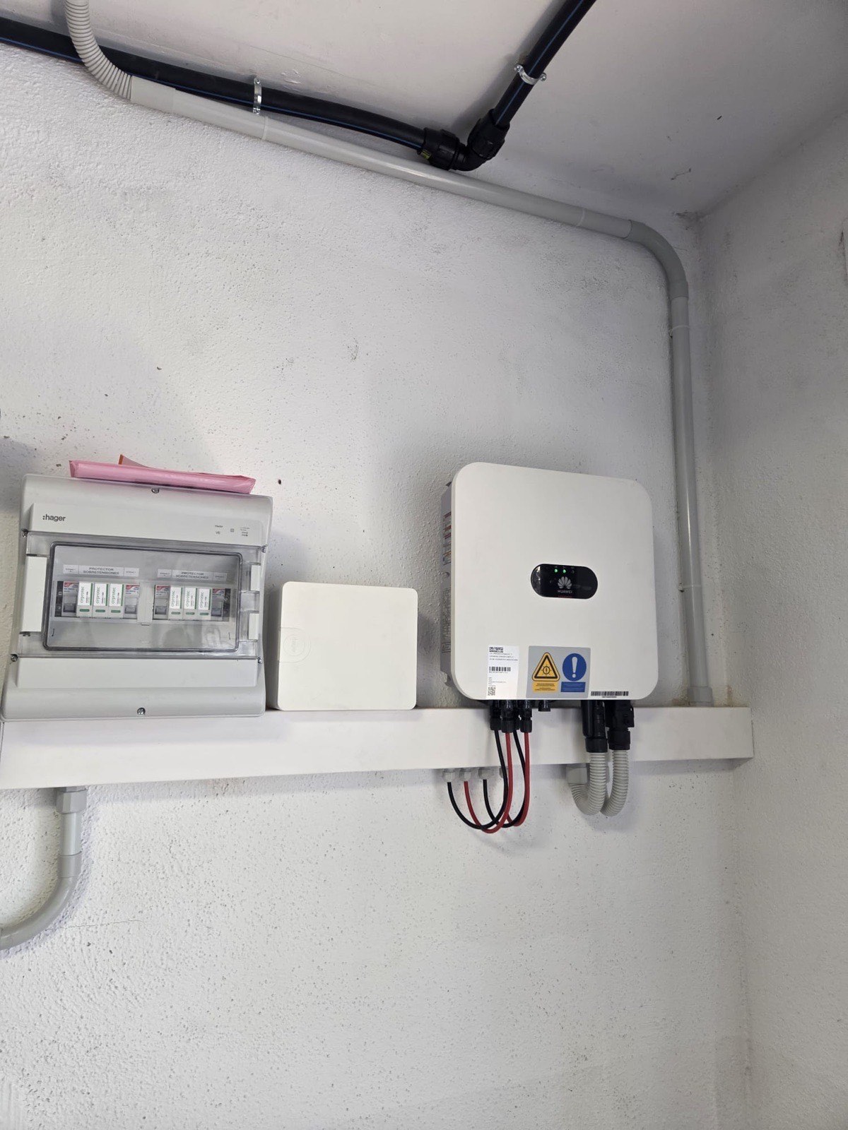 Inversor solar y cuadro eléctrico instalados por SICO Energía