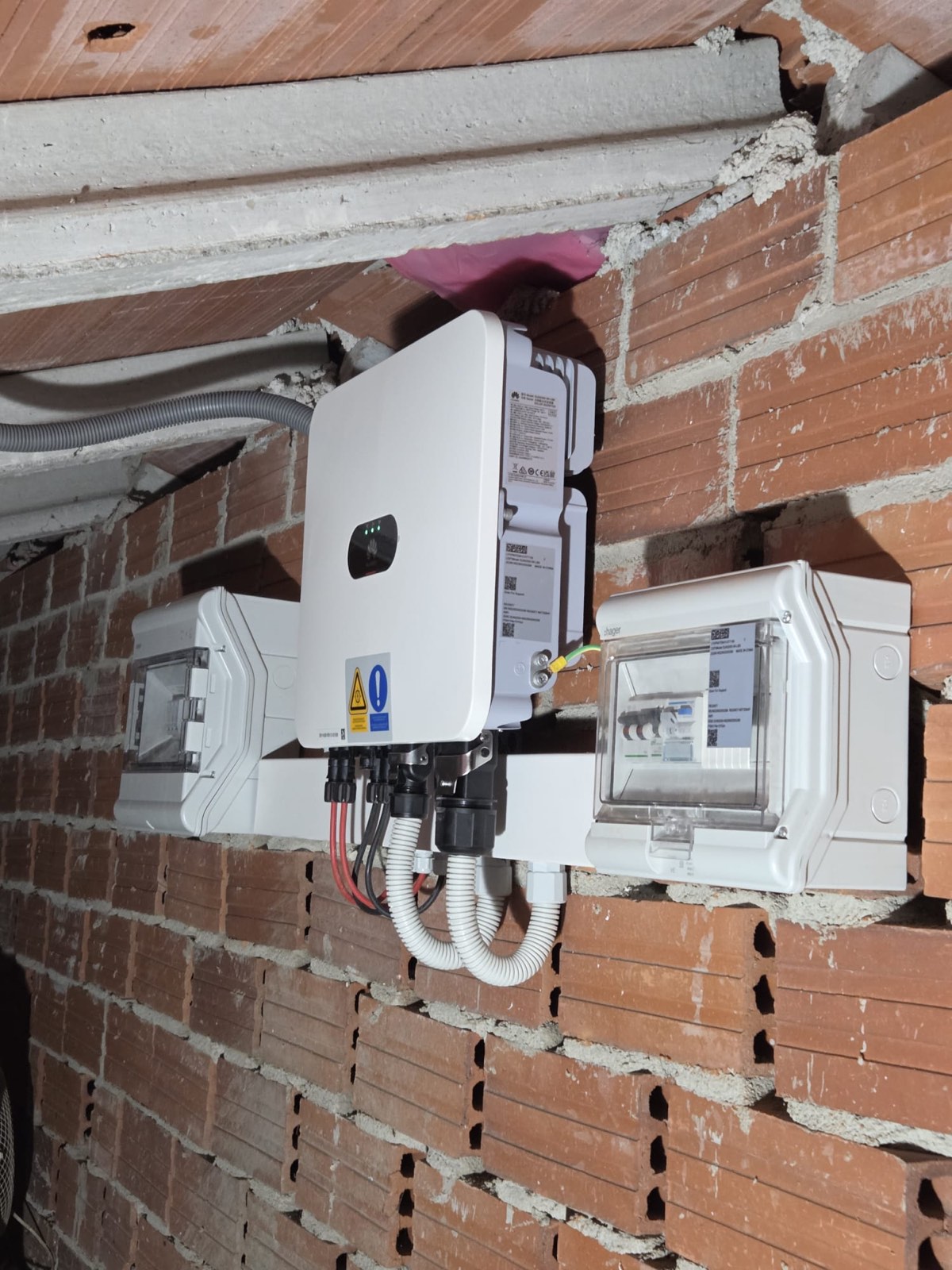 Inversor solar y cuadro eléctrico instalados por SICO Energía