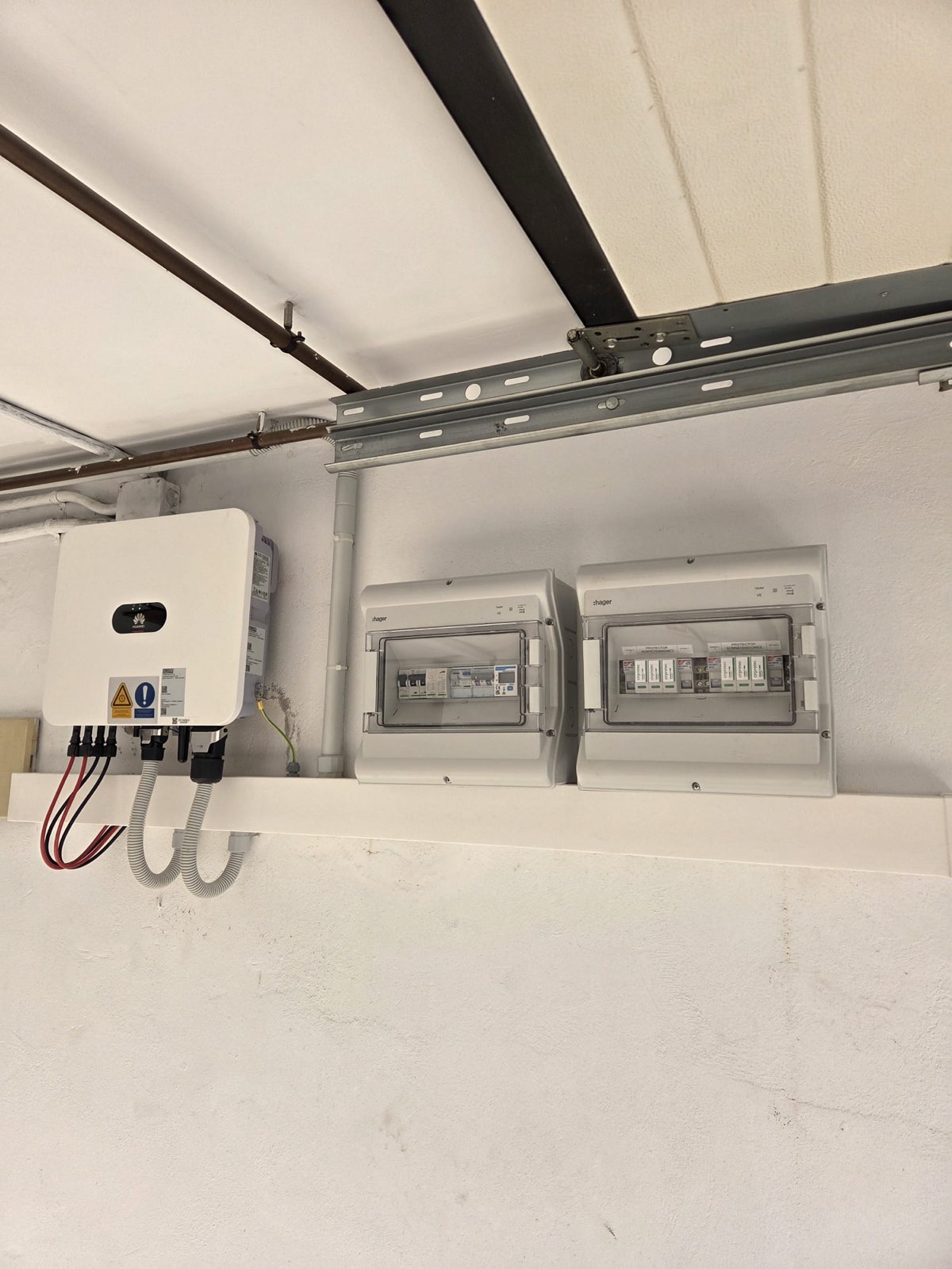 Inversor solar y cuadro eléctrico instalados por SICO Energía
