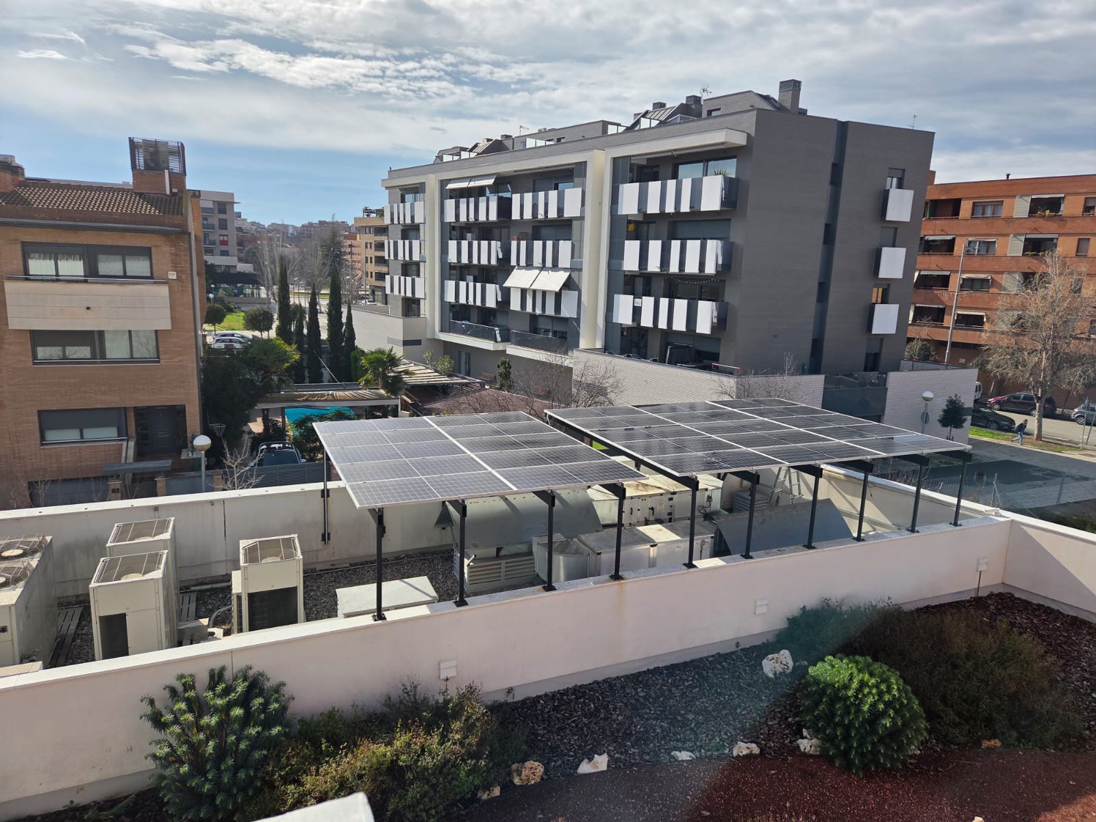 Pérgola con placas solares de SICO Energía